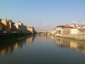 Il Fiume di Arno guardando al Ponte Vecchio. Fiorenze, Italia. 