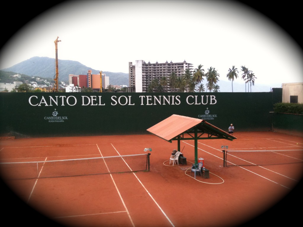 Canto del Sol...mi primera vez jugando al tenis en la cancha de arcilla. 